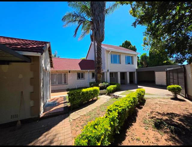 6 BEDROOM HOUSE FOR SALE IN GLEN MARAIS EXT